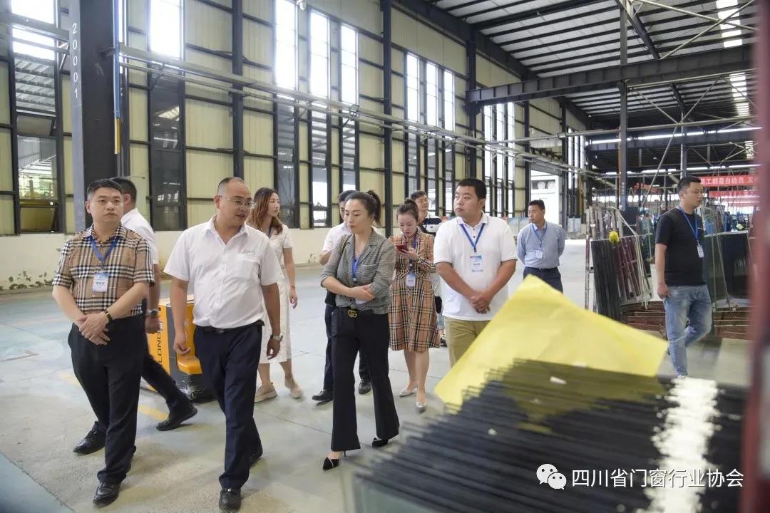 Sichuan and Chengdu Door and Window Industry Association visiting Xionggang Glass production base Sichuan and Chengdu Door and Window Industry Association visiting Xionggang Glass production base